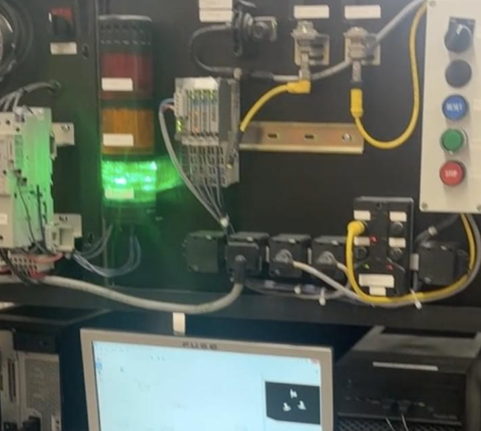 Green indicator output triggered by a fully correct package